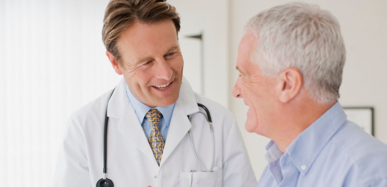 (© OJO Images) Arzt und Patient im Gespräch