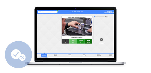 Ein Laptop mit der Website im Bildschirm.