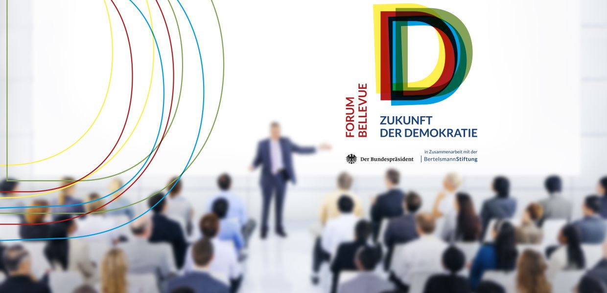 (© Shutterstock / Rawpixel.com / Bertelsmann Stiftung (Montage)) Über einem Publikum, das einem nur unscharf dargestellten Redner zuhört, ist das Logo des "Forums Bellevue - Zukunft der Demokratie" zu sehen.