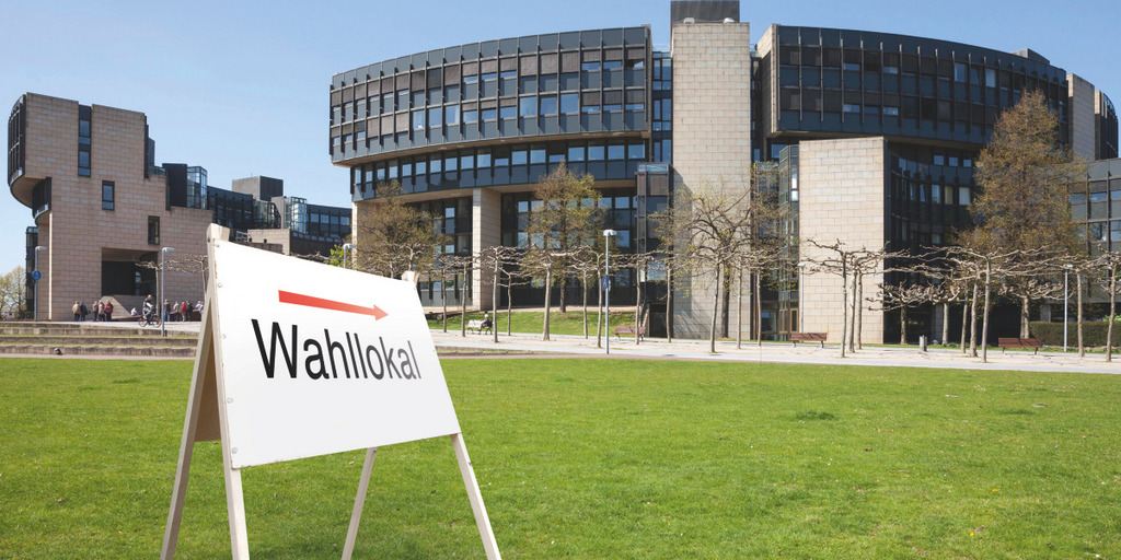 Ein Schild mit der Aufschrift "Wahllokal" steht vor dem Gebäude des nordrhein-westfälischen Landtags in Düsseldorf.