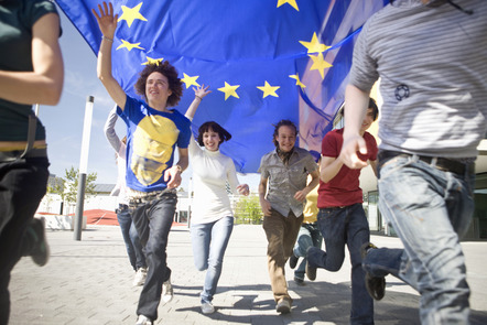 Eine Gruppe junger Menschen rennen mit einer EU-Flagge durch München.