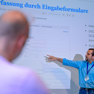 Moderator erläutert Themen in einer Session.