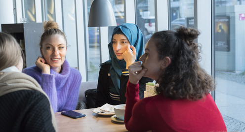 Vier junge Frauen im Dialog in Berlin Mitte