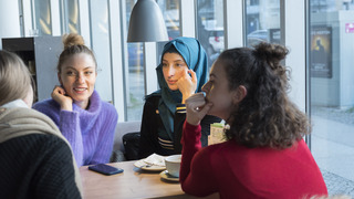 Vier junge Frauen im Dialog in Berlin Mitte