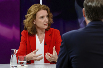 Daniela Schwarzer in discussion.