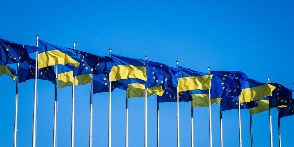 Flaggen der Ukraine und Europa vor blauem Himmel