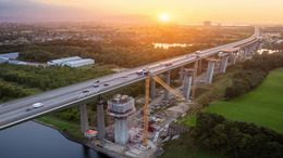 Luftaufnahme einer im Bau befindlichen Autobahnbrücke über den Nord-Ostsee-Kanal.