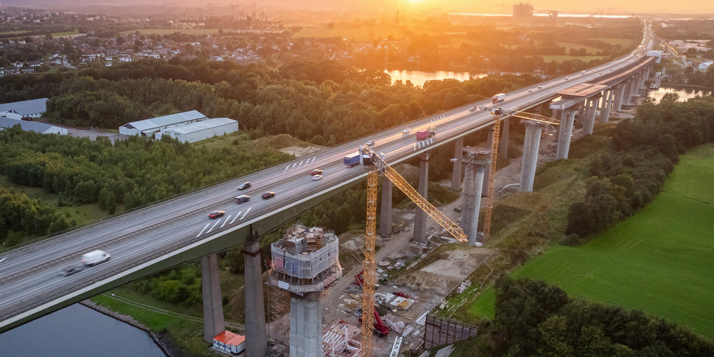 Luftaufnahme einer im Bau befindlichen Autobahnbrücke über den Nord-Ostsee-Kanal.
