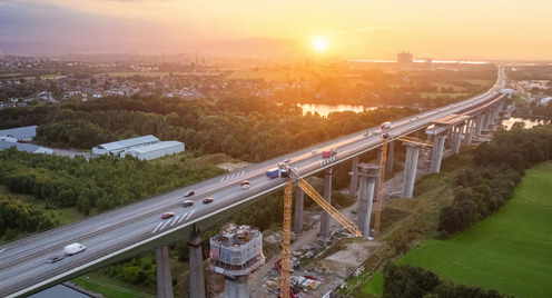Luftaufnahme einer im Bau befindlichen Autobahnbrücke über den Nord-Ostsee-Kanal.
