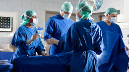 Mehrere Operateure im OP