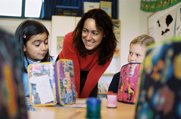 Lehrkraft mit Kindern