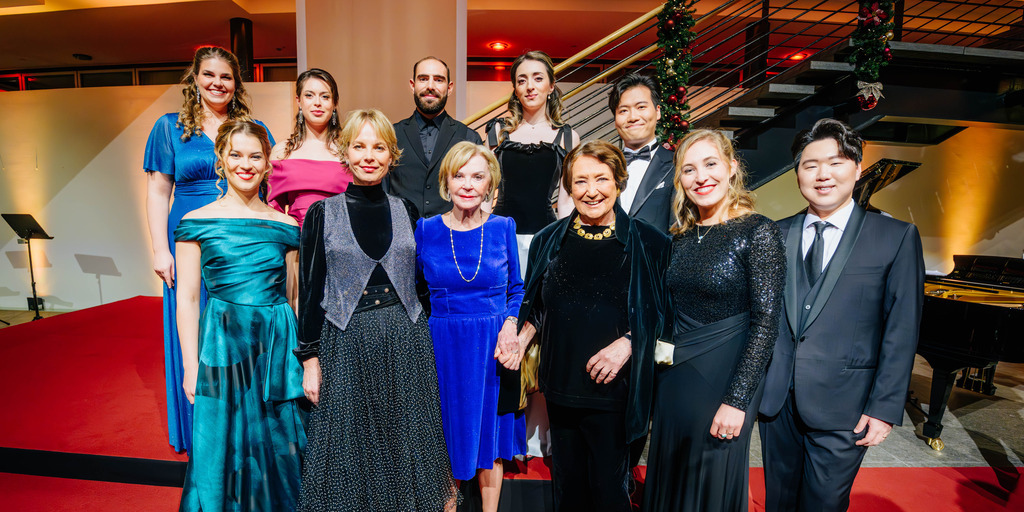 Founder Liz Mohn with the head of the Masterclass, internationally acclaimed mezzo-so-prano Elīna Garanča (front, second from left), surrounded by the participants. Edda Moser (third from right) was among the guests at the NEUE STIMMEN Advent Concert. The record-ing of her legendary “Queen of the Night” has been traveling through space since 1977.