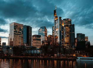 moderne-stadtsilhouette-mit-wolkenkratzern-bei-einbruch-der-dammerung