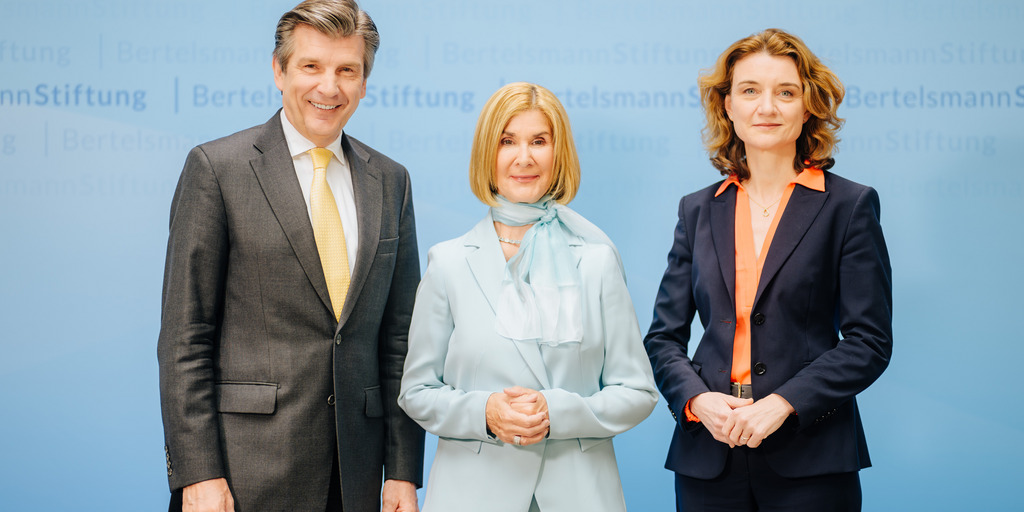 Die Vorstandsmitglieder der Bertelsmann Stiftung, Ralph Heck, Brigitte Mohn und Daniela Schwarzer, posieren am Rande der Jahrespressekonferenz für ein Gruppenfoto.