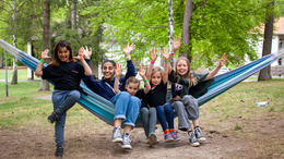 Gruppe von Kindern in der Hängematte