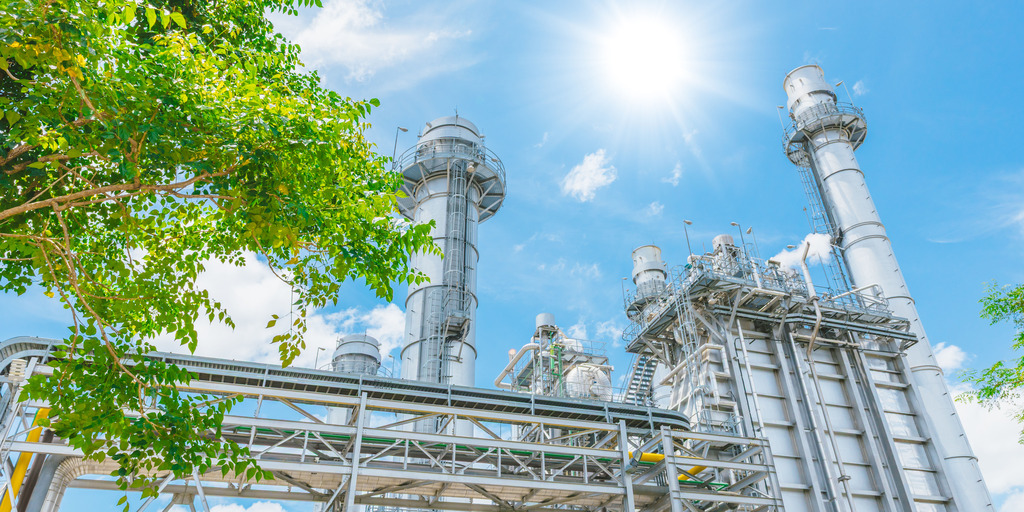 Kraftwerk mit Baumpark. Grüne Industrie, Ökostrom für nachhaltige Zukunftsenergie, Stromsparen, umweltfreundlich mit geringem CO2-Fußabdruck.