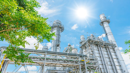 Kraftwerk mit Baumpark. Grüne Industrie, Ökostrom für nachhaltige Zukunftsenergie, Stromsparen, umweltfreundlich mit geringem CO2-Fußabdruck.