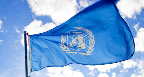 Die Flagge der Vereinten Nationen weht an einem Flaggenmast.