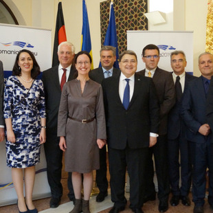 Gruppenbild von Teilnehmern des Experten-Round-Table zur Östlichen Partnerschaft der EU: Christian-Peter Hanelt, Miheia Diculescu-Blebea, Eckart D. Stratenschulte, Miriam Kosmehl, Oleg Serebrian, Emil Hurezeanu, Dan Dungaciu, Petrişor Gabriel Peiu, Herr Pisica, Denis Sidorenko