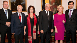 Gruppenbild am Rande des Forum Bellevue am 19.9.2017 in Berlin. V.l.n.r.: Aart De Geus, Heinrich August Winkler, Susan Neiman, Bundespräsident Frank-Walter Steinmeier, Liz Mohn und Parag Khanna.