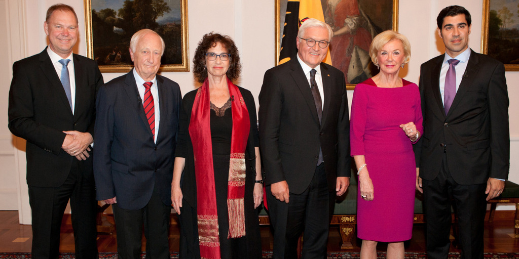 Gruppenbild am Rande des Forum Bellevue am 19.9.2017 in Berlin. V.l.n.r.: Aart De Geus, Heinrich August Winkler, Susan Neiman, Bundespräsident Frank-Walter Steinmeier, Liz Mohn und Parag Khanna.