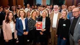 Ministerin Nancy Faeser erhält Bürgergutachten "Forum gegen Fakes" überreicht