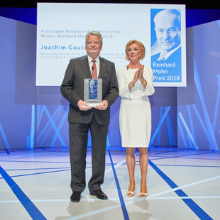 Liz Mohn, Vice-Chairwoman of the Bertelsmann Stiftung Executive Board and former Federal President Joachim Gauck at the award presentation of the Reinhard Mohn Prize 2018.