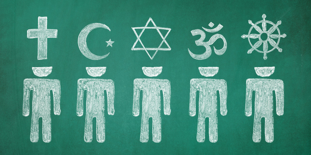 Tafelbild mit fünf Männchen, über deren Köpfe die fünf Symbole der Weltreligionen zu sehen sind (Kreuz, Mond, Davidstern, Om-Zeichen und Dharmarad)