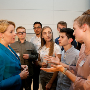Dr. Franziska Giffey im Austausch mit dem JugendExpert:innenTeam