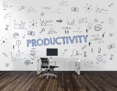 Das Wort Productivity wurde an eine Wand gesprüht, davor steht ein Schreibtisch