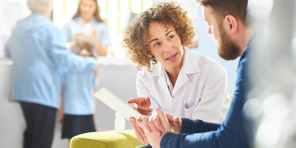 Ärztin und Patient im Gespräch.