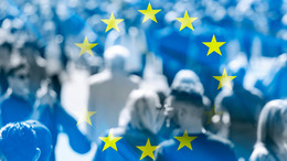 Collage: Menschenmenge in einer Stadt und EU-Flagge