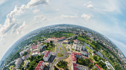 Eine Weltkugel mit blauem Himmel im Hintergrund.
