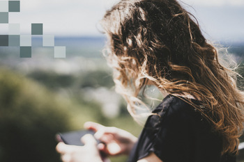 Frau in der Natur mit einem Handy in der Handy