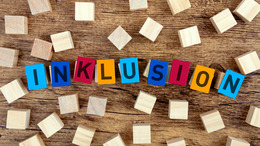 Der Begriff Inklusion mit bunten Bauklötzen dargestellt