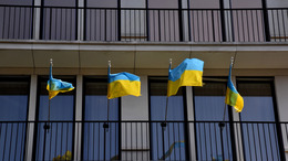 mehrere Flaggen der Ukraine sind am Gerüst eines Gebäudes befestigt
