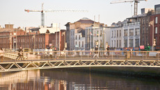 flickr_2921236378_7898e461cd_o.jpg(© William Murphy, Footbridges Across The Liffey At Sunset / Flickr - CC BY-SA 2.0, https://creativecommons.org/licenses/by-sa/2.0/)