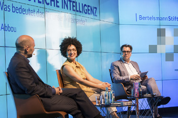 Ralph Müller-Eiselt, Kenza Ait Si Abbou und Jochen Arntz sitzen auf einem Podium und diskutieren