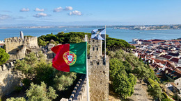 Blick auf die Castelo de Sao Jorge in Lissabon. Im Hintergrund ist der atlantische Ozean zu sehen.