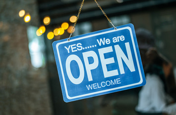 Blaues Schild Yes we are open