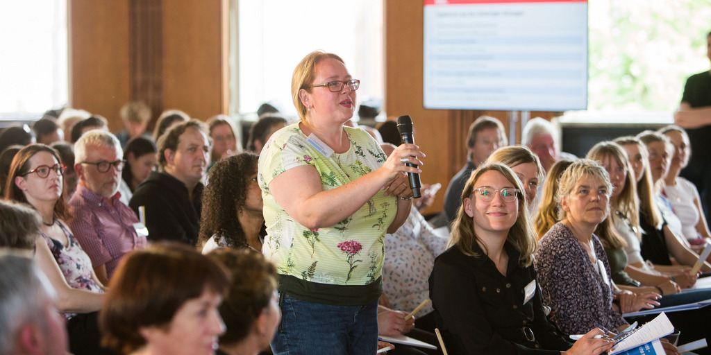 Dame spricht im Publikum