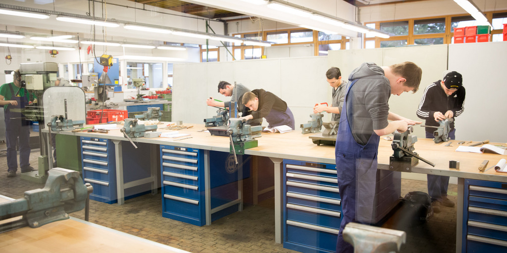 Foto von einer Arbeitssituation in der Ausbdilungsabteilung eines Industriebetriebs