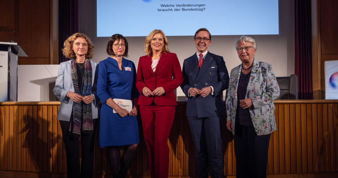 Daniela Schwarzer, Vorständin Bertelsmann Stiftung; Elisabeth Niejahr, Geschäftsführerin Gemeinnützige Hertie-Stiftung; Julia Klöckner, Bundestagspräsidentin; Philipp Amthor, MdB; Annette Schavan, Bundesministerin a.D. und Vorständin Gemeinnützige Hertie-Stiftung