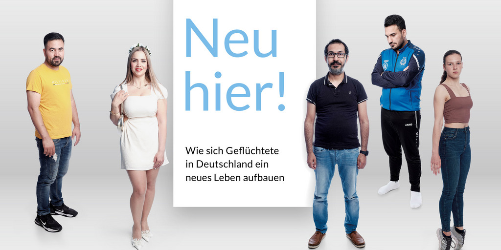 zu sehen ist das Cover des Buches "Neu hier" wo mehrere Personen vor hellem Hintergrund stehen