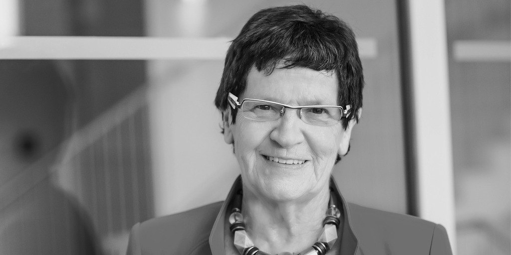 Dieses Porträt zeigt die deutsche Politikerin Rita Süssmuth in Schwarz-Weiß.