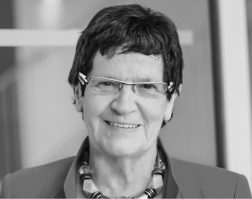 Dieses Porträt zeigt die deutsche Politikerin Rita Süssmuth in Schwarz-Weiß.