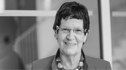 Dieses Porträt zeigt die deutsche Politikerin Rita Süssmuth in Schwarz-Weiß.