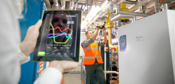 Office workers using digital tablet and camera to check efficiency of office heating in boiler room

bestellt am 16.09.2014 für den Relaunch Weseite, Standard, RF