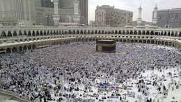 Eine Menschenmenge im Wallfahrtsort Mekka steht vor dem Kaaba, einem quaderförmigen Gebäude im Innenhof der Heiligen Moschee in Mekka.