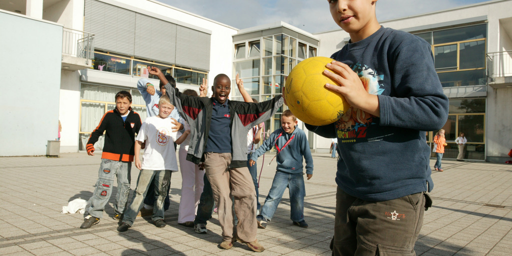 Spielende Kinder auf einem Schulhof